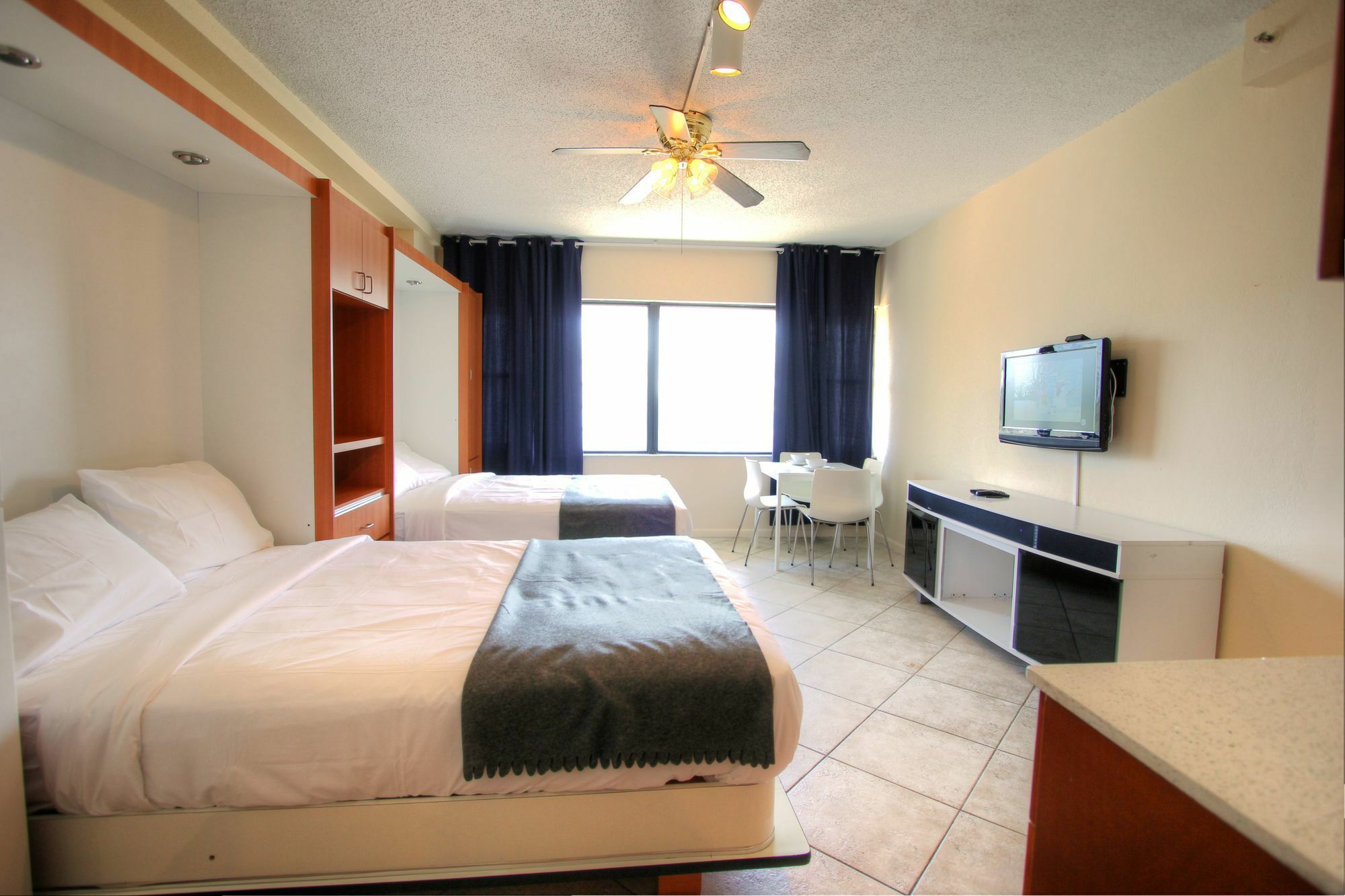 Private Apartments At The Casablanca Miami Beach Bagian luar foto